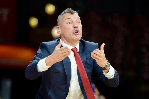 30 12 2020, xemx, Basketball EuroLeague, FC Bayern Muenchen FC Barcelona emspor, v l Head Coach Sarunas Jasikevicius FC Barcelona pissed off, angry, strong facial expression, yells, screams gives instructions, gestures with arms, gesticulate, gives instructions Muenchen