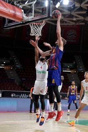 30 12 2020, xemx, Basketball EuroLeague, FC Bayern Muenchen FC Barcelona emspor, v l Dennis Jerome Seeley FC Bayern Basketball and Artem Pustovyi FC Barcelona duel, duel, fight, tackle Muenchen