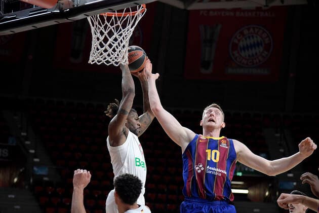 30 12 2020, xemx, Basketball EuroLeague, FC Bayern Muenchen FC Barcelona emspor, v l Jalen Reynolds FC Bayern Basketball and Rolands Smits FC Barcelona duel, duel, fight, tackle Muenchen