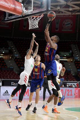 30 12 2020, xemx, Basketball EuroLeague, FC Bayern Muenchen FC Barcelona emspor, v l Dennis Jerome Seeley FC Bayern Basketball and Cory Higgins FC Barcelona duel, duel, fight, tackle Muenchen.