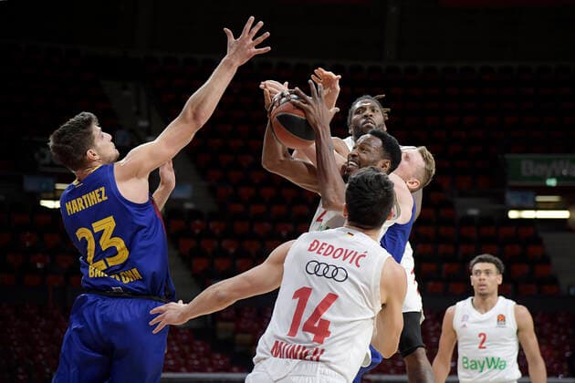 30 12 2020, xemx, Basketball EuroLeague, FC Bayern Muenchen FC Barcelona emspor, v l Sergi Martinez FC Barcelona , Nihad Dedovic FC Bayern Basketball , Ja Juan Johnson FC Bayern Basketball and Jalen Reynolds FC Bayern Basketball duel, duel, fight, tackle Muenchen