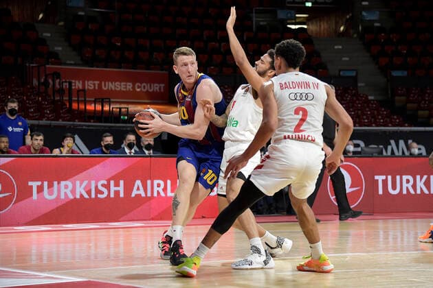 30 12 2020, xemx, Basketball EuroLeague, FC Bayern Muenchen FC Barcelona emspor, v l Rolands Smits FC Barcelona , Nick Weiler Babb FC Bayern Basketball and Wade Baldwin FC Bayern Basketball duel, duel, fight, tackle Muenchen