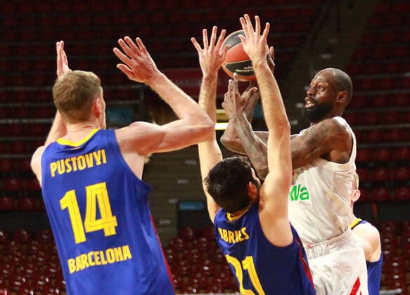 21 James Gist FCBB white, vs 14 Artem Pustovyi, 21 Ãlex Abrines Barcelona basketball, EuroLeague, FC Bayern Munich vs FC Barcelona Audi Dome, 30 12 2021 PHOTO Mladen Lackovic LakoPress