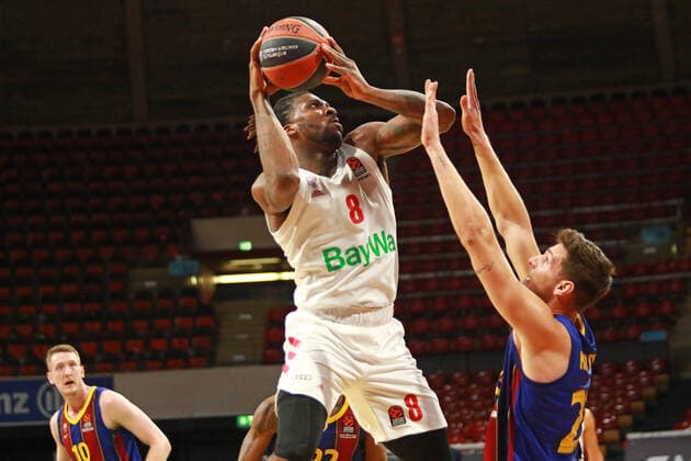 8 Jalen Reynolds FCBB white, vs 23 Sergi Martinez Barcelona basketball, EuroLeague, FC Bayern Munich vs FC Barcelona Audi Dome, 30 12 2021 PHOTO Mladen Lackovic LakoPress