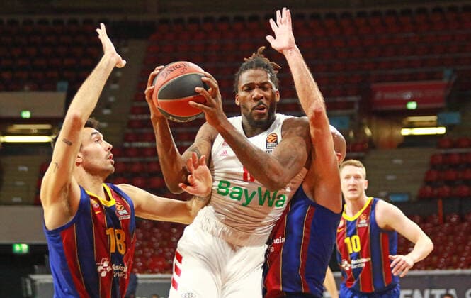 8 Jalen Reynolds FCBB white, vs 18 Pierre Oriola and 99 Nick Calathes Barcelona Basketball, EuroLeague, FC Bayern Munich vs FC Barcelona Audi Dome, 30 12 2021 PHOTO Mladen Lackovic LakoPress