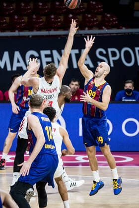 Turkish Airlines EuroLeague FC Bayern Basketball FC Barcelona 30 12 2020 Leon Radosevic FC Bayern, 43 , Nick Calathes FC Barcelona, 99 Turkish Airlines EuroLeague FC Bayern Basketball FC Barcelona Audi Dome, Munich Bayern Copyright: xBEAUTIFULxSPORTS Wunderlx