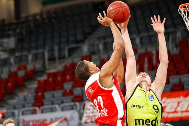 left Devon Hall Brose Bamberg, 22 right 09 Kay Bruhnke medi Bayreuth Brose Bamberg medi Bayreuth easyCredit BBL Basketball Bundesliga Basketball Season 2020 21 10 Matchday, 30 12 2020 Bamberg, Brose Arena Copyright: DanielxLöb