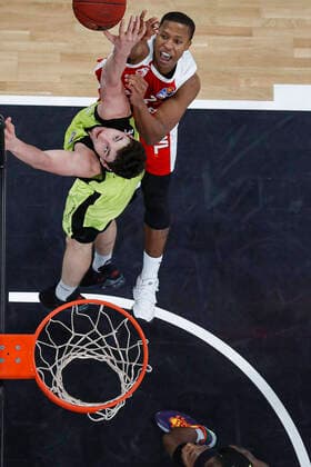 Above Devon Hall Brose Bamberg, 22 Below 09 Kay Bruhnke medi Bayreuth Brose Bamberg medi Bayreuth easyCredit BBL Basketball Bundesliga Basketball Season 2020 21 10 Matchday, 30 12 2020 Bamberg, Brose Arena Copyright: DanielxLöb