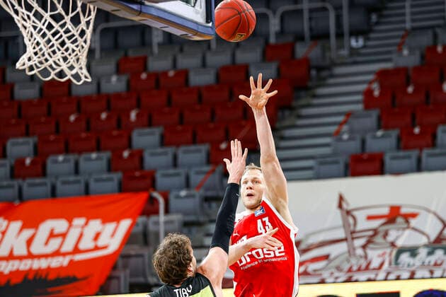 left 15 Matthew Tiby medi Bayreuth right Christian Sengfelder Brose Bamberg, 43 Brose Bamberg medi Bayreuth easyCredit BBL Basketball Bundesliga Basketball Season 2020 21 10 Matchday, 30 12 2020 Bamberg, Brose Arena Copyright: DanielxLöb