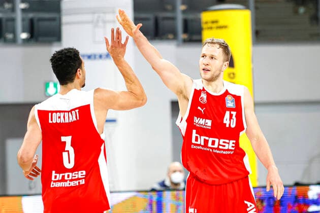 left Dominic Lockhart Brose Bamberg, 03 right Christian Sengfelder Brose Bamberg, 43 Brose Bamberg medi Bayreuth easyCredit BBL Basketball Bundesliga Basketball Season 2020 21 10 Matchday, 30 12 2020 Bamberg, Brose Arena Copyright: DanielxLöb