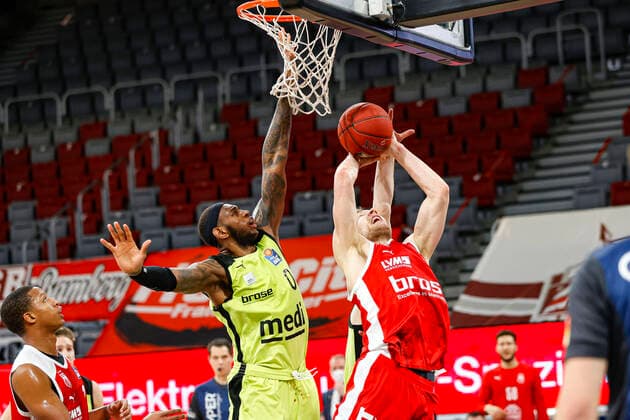 left 00 Dererk Pardon medi Bayreuth right Christian Sengfelder Brose Bamberg, 43 Brose Bamberg medi Bayreuth easyCredit BBL Basketball Bundesliga Basketball Saison 2020 21 10 Spieltag, 30 12 2020 Bamberg, Brose Arena ASV Autoren Nummer 4026335 Copyright: DanielxLöb