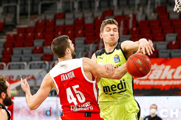left David Kravish Brose Bamberg, 45 right 11 Andreas Seiferth medi Bayreuth Brose Bamberg medi Bayreuth easyCredit BBL Basketball Bundesliga Basketball Season 2020 21 10 Matchday, 30 12 2020 Bamberg, Brose Arena Copyright: DanielxLöb
