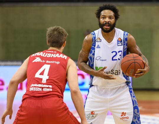 Bjarne Kraushaar, Quantez Robertson 10 Spieltag, Basketball Bundesliga, Basketball season 2020 2021, Germany, easyCredit BBL, Germany, Giessen 46ers, giessen red, men, Jobstairs GIESSEN 46ers Fraport Skyliners, men, frankfurt white