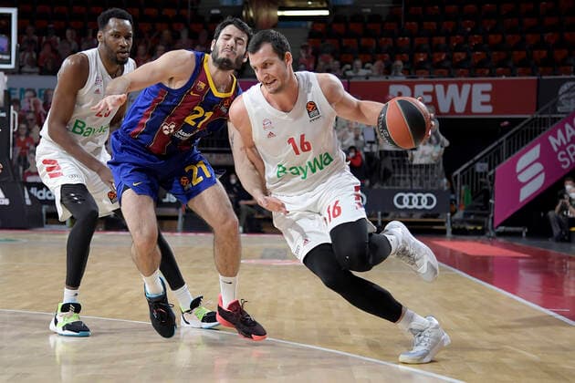 30 12 2020, xemx, Basketball EuroLeague, FC Bayern Muenchen FC Barcelona emspor, v l Alex Abrines FC Barcelona and Paul Zipser FC Bayern Basketball duel, duel, fight, tackle Muenchen
