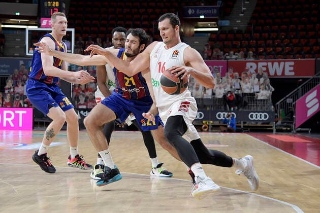 30 12 2020, xemx, Basketball EuroLeague, FC Bayern Muenchen FC Barcelona emspor, v l Alex Abrines FC Barcelona and Paul Zipser FC Bayern Basketball duel, duel, fight, tackle Muenchen