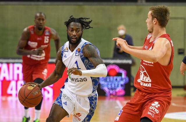 Konstantin Konga, Bjarne Kraushaar 10 Spieltag, Basketball Bundesliga, Basketball season 2020 2021, Germany, easyCredit BBL, Germany, Giessen 46ers, giessen red, men, Jobstairs GIESSEN 46ers Fraport Skyliners, men, frankfurt white