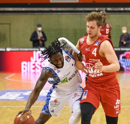 Konstantin Konga, Bjarne Kraushaar 10 Spieltag, Basketball Bundesliga, Basketball season 2020 2021, Germany, easyCredit BBL, Germany, Giessen 46ers, giessen red, men, Jobstairs GIESSEN 46ers Fraport Skyliners, men, frankfurt white