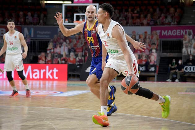 30 12 2020, xemx, Basketball EuroLeague, FC Bayern Muenchen FC Barcelona emspor, v l Nick Calathes FC Barcelona and Wade Baldwin FC Bayern Basketball duel, duel, fight, tackle Muenchen