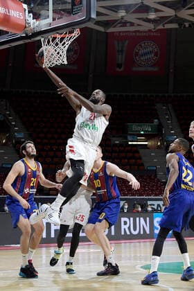 30 12 2020, xemx, Basketball EuroLeague, FC Bayern Muenchen FC Barcelona emspor, v l James Gist FC Bayern Basketball with Korbleger Muenchen