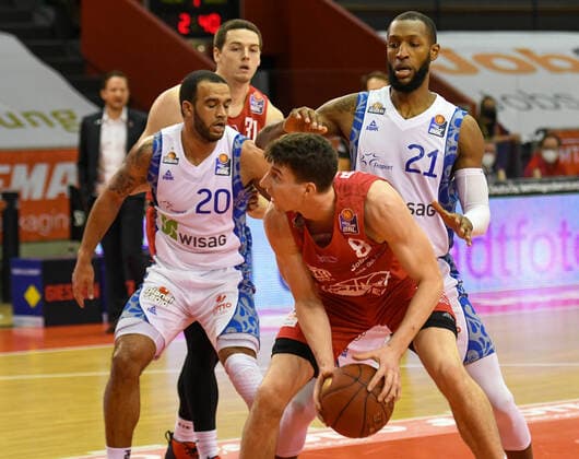 Rasheed Moore, Alen Pjanic, Kamari Murphy 10 Spieltag, Basketball Bundesliga, Basketball season 2020 2021, Germany, easyCredit BBL, Germany, Giessen 46ers, giessen red, men, Jobstairs GIESSEN 46ers Fraport Skyliners, men, frankfurt white