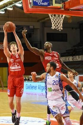 Alen Pjanic, Rasheed Moore, Brandon Bowman, 10 Spieltag, Basketball Bundesliga, Basketball season 2020 2021, Germany, easyCredit BBL, Germany, Giessen 46ers, giessen red, men, Jobstairs GIESSEN 46ers Fraport Skyliners, men, frankfurt white