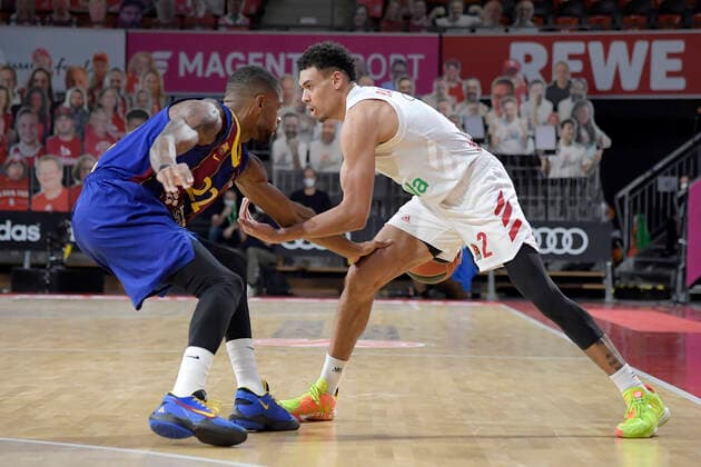 30 12 2020, xemx, Basketball EuroLeague, FC Bayern Muenchen FC Barcelona emspor, v l Cory Higgins FC Barcelona and Wade Baldwin FC Bayern Basketball duel, duel, fight, tackle Muenchen