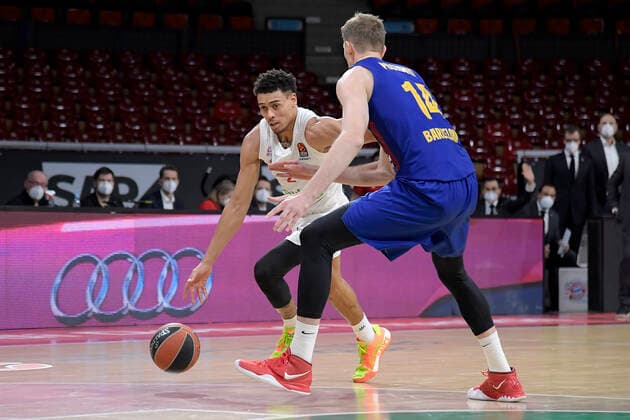 30 12 2020, xemx, Basketball EuroLeague, FC Bayern Muenchen FC Barcelona emspor, v l Wade Baldwin FC Bayern Basketball and Artem Pustovyi FC Barcelona duel, duel, fight, tackle Muenchen