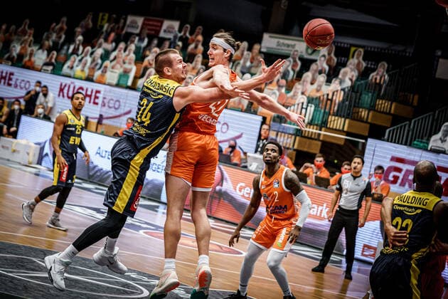 easyCredit BBL 10 Matchday Rasta Vechta EWE Baskets Basketball Oldenburg 30 12 2020 Season 2020 2021 easyCredit BBL 10 Matchday Rasta Vechta EWE Baskets 24, Rasid Mahalbasic, EWE Baskets Oldenburg Dennis Clifford, No 41, Vechta editorial use only commercial use only by arrangement with the photographer Vechta Germany
