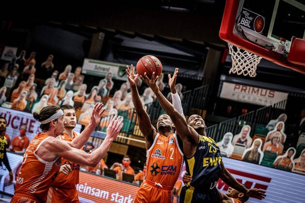 easyCredit BBL 10 Matchday Rasta Vechta EWE Baskets Basketball Oldenburg 30 12 2020 Season 2020 2021 easyCredit BBL 10 Matchday Rasta Vechta EWE Baskets Ikenna Iroegbu, No 02, Vechta 23, Rickey Paulding, EWE Baskets Oldenburg editorial use only commercial use only by arrangement with the photographer Vechta Germany