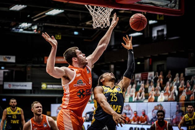 easyCredit BBL 10 Matchday Rasta Vechta EWE Baskets Basketball Oldenburg 30 12 2020 Season 2020 2021 easyCredit BBL 10 Matchday Rasta Vechta EWE Baskets Will Vorhees, No 41, Vechta 23, Rickey Paulding, EWE Baskets Oldenburg editorial use only commercial use only by arrangement with the photographer Vechta Germany