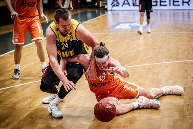 easyCredit BBL 10 Matchday Rasta Vechta EWE Baskets Basketball Oldenburg 30 12 2020 Season 2020 2021 easyCredit BBL 10 Matchday Rasta Vechta EWE Baskets 24, Rasid Mahalbasic, EWE Baskets Oldenburg Dennis Clifford, No 42, Vechta editorial use only commercial use only by arrangement with the photographer Vechta Germany