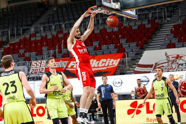 Center David Kravish Brose Bamberg, 45 left 11 Andreas Seiferth medi Bayreuth Brose Bamberg medi Bayreuth easyCredit BBL Basketball Bundesliga Basketball Season 2020 21 10 Matchday, 30 12 2020 Bamberg, Brose Arena Copyright: DanielxLöb