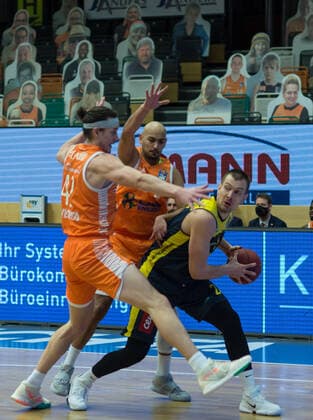 GER, Basketball, RASTA Vechta vs EWE Baskets Oldenburg 30 12 2020, RASTA Dome, Vechta, GER, easy Credit BBL, RASTA Vechta vs EWE Baskets Oldenburg, in picture Rasid MAHALBASIC EWE Baskets Oldenburg 24 Dennis CLIFFORD Rasta Vechta 42 Stefan PENO Rasta Vechta 4 nordphotoxRojahn nph00310