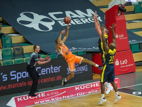 GER, Basketball, RASTA Vechta vs EWE Baskets Oldenburg 30 12 2020, RASTA Dome, Vechta, GER, easy Credit BBL, RASTA Vechta vs EWE Baskets Oldenburg, in picture The free fall just before the end Jean SALUMU Rasta Vechta 13 Rasid MAHALBASIC EWE Baskets Oldenburg 24 Rasid MAHALBASIC EWE Baskets Oldenburg 24 nordphotoxRojahn nph00310