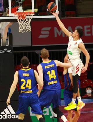 2 Wade Baldwin FCBB white, vs 14 Artem Pustovyi, 24 Kyle Kuric Barcelona basketball, EuroLeague, FC Bayern Munich vs FC Barcelona Audi Dome, 30 12 2021 PHOTO Mladen Lackovic LakoPress