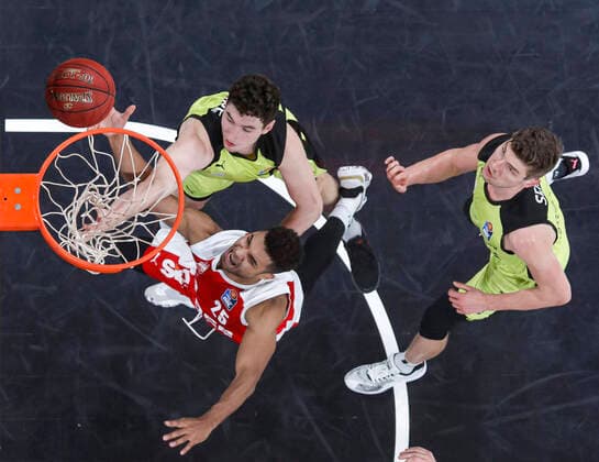 bottom Kenneth Ogbe Brose Bamberg, 25 top 09 Kay Bruhnke medi Bayreuth right 11 Andreas Seiferth medi Bayreuth Brose Bamberg medi Bayreuth easyCredit BBL Basketball Bundesliga Basketball Season 2020 21 10 Matchday, 30 12 2020 Bamberg, Brose Arena Copyright: DanielxLöb