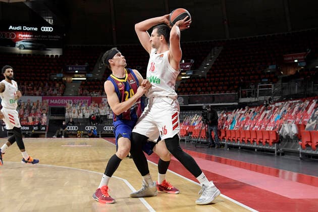 30 12 2020, xemx, Basketball EuroLeague, FC Bayern Muenchen FC Barcelona emspor, v l Kyle Kuric FC Barcelona and Paul Zipser FC Bayern Basketball duel, duel, fight, tackle Muenchen