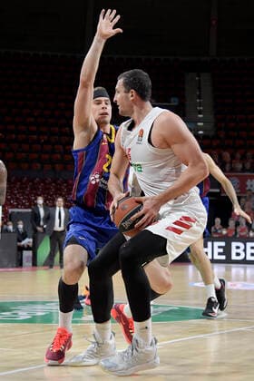 30 12 2020, xemx, Basketball EuroLeague, FC Bayern Muenchen FC Barcelona emspor, v l Kyle Kuric FC Barcelona and Paul Zipser FC Bayern Basketball duel, duel, fight, tackle Muenchen