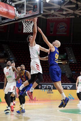 30 12 2020, xemx, Basketball EuroLeague, FC Bayern Muenchen FC Barcelona emspor, v l Nihad Dedovic FC Bayern Basketball and Nick Calathes FC Barcelona duel, duel, fight, tackle Muenchen.