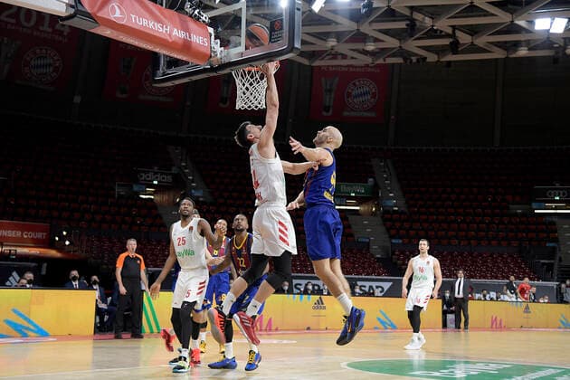 30 12 2020, xemx, Basketball EuroLeague, FC Bayern Muenchen FC Barcelona emspor, v l Nihad Dedovic FC Bayern Basketball and Nick Calathes FC Barcelona duel, duel, fight, tackle Muenchen.