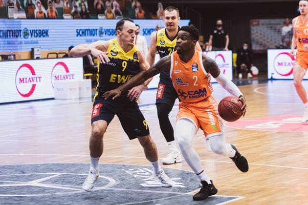 easyCredit BBL 10 Matchday RASTA Vechta vs EWE Baskets Oldenburg, 30 12 2020 Karsten Tadda EWE Baskets Oldenburg, 9 , Ikenna Ugochukwu Iroegbu RASTA Vechta, 2 easyCredit BBL 10 Matchday RASTA Vechta vs EWE Baskets Oldenburg on 30 12 2020 in Vechta RASTA Dome , Germany, Copyright: xBEAUTIFULxSPORTS Neddermannx