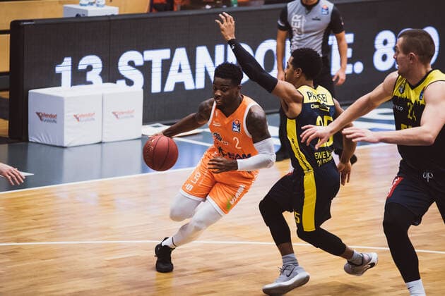 easyCredit BBL 10 Matchday RASTA Vechta vs EWE Baskets Oldenburg, 30 12 2020 Ikenna Ugochukwu Iroegbu RASTA Vechta, 2 , Phillip Michael Pressey EWE Baskets Oldenburg, 25 easyCredit BBL 10 Matchday RASTA Vechta vs EWE Baskets Oldenburg on 30 12 2020 in Vechta RASTA Dome , Germany, Copyright: xBEAUTIFULxSPORTS Neddermannx