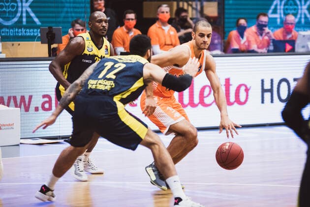 easyCredit BBL 10 Matchday RASTA Vechta vs EWE Baskets Oldenburg, 30 12 2020 Jean Salumu RASTA Vechta, 13 , Martin Phong Ni Watt Breunig EWE Baskets Oldenburg, 12 easyCredit BBL 10 Matchday RASTA Vechta vs EWE Baskets Oldenburg on 30 12 2020 in Vechta RASTA Dome , Germany, Copyright: xBEAUTIFULxSPORTS Neddermannx