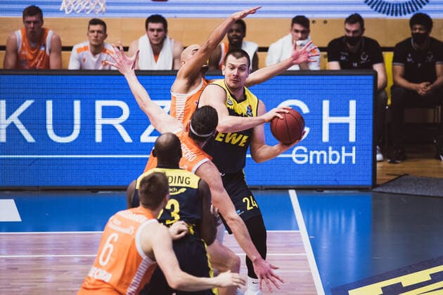 easyCredit BBL 10 Matchday RASTA Vechta vs EWE Baskets Oldenburg, 30 12 2020 Rasid Mahalbasic EWE Baskets Oldenburg, 24 , Stefan Peno RASTA Vechta, 4 , Dennis Clifford RASTA Vechta, 42 easyCredit BBL 10 Matchday RASTA Vechta vs EWE Baskets Oldenburg on 30 12 2020 in Vechta RASTA Dome , Germany, Copyright: xBEAUTIFULxSPORTS Neddermannx