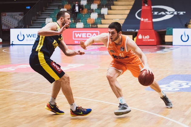 easyCredit BBL 10 Matchday RASTA Vechta vs EWE Baskets Oldenburg, 30 12 2020 Philipp Schwethelm EWE Baskets Oldenburg, 33 , Will Vorhees RASTA Vechta, 41 easyCredit BBL 10 Matchday RASTA Vechta vs EWE Baskets Oldenburg on 30 12 2020 in Vechta RASTA Dome , Germany, Copyright: xBEAUTIFULxSPORTS Neddermannx