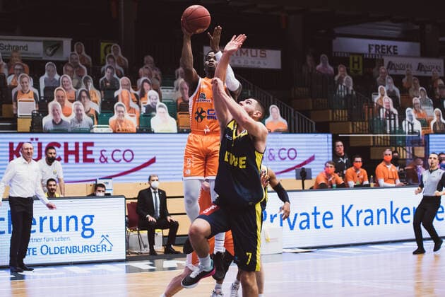 easyCredit BBL 10 Matchday RASTA Vechta vs EWE Baskets Oldenburg, 30 12 2020 Ikenna Ugochukwu Iroegbu RASTA Vechta, 2 , Sebastian Esteban Herrera Kratzborn EWE Baskets Oldenburg, 7 easyCredit BBL 10 Matchday RASTA Vechta vs EWE Baskets Oldenburg on 30 12 2020 in Vechta RASTA Dome , Germany, Copyright: xBEAUTIFULxSPORTS Neddermannx