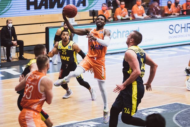 easyCredit BBL 10 Matchday RASTA Vechta vs EWE Baskets Oldenburg, 30 12 2020 Joshua Adam Young RASTA Vechta, 8 , Phillip Michael Pressey EWE Baskets Oldenburg, 25 , Rasid Mahalbasic EWE Baskets Oldenburg, 24 easyCredit BBL 10 Matchday RASTA Vechta vs EWE Baskets Oldenburg on 30 12 2020 in Vechta RASTA Dome , Germany, Copyright: xBEAUTIFULxSPORTS Neddermannx