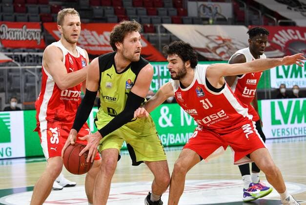 BAMBERG 30 12 2020 Basketball easycredit 1 Basketball Bundesliga 9 matchday Brose Bamberg vs medi Bayreuth Matthew Tiby 15, medi Bayreuth under pressure from Michele Vitali 31, Brose Bamberg and Christian Sengfelder 43, Brose Bamberg photo Hans Martin Issler isslerimages Brose Bamberg vs medi Bayreuth