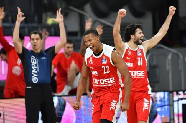 BAMBERG 30 12 2020 Basketball easycredit 1 Basketball Bundesliga 9 matchday Brose Bamberg vs medi Bayreuth Devon Hall 22, Brose Bamberg and Michele Vitali 31, Brose Bamberg celebrate successful three-point shot Photo Hans Martin Issler isslerimages Brose Bamberg vs medi Bayreuth