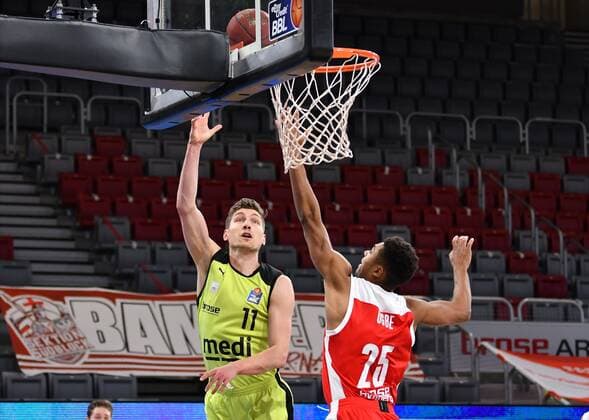 BAMBERG 30 12 2020 basketball easycredit 1 basketball Bundesliga 9 matchday Brose Bamberg vs medi Bayreuth Andreas Seiferth 11, medi Bayreuth throws against Kenneth Ogbe 25, Brose Bamberg photo Hans Martin Issler isslerimages Brose Bamberg vs medi Bayreuth